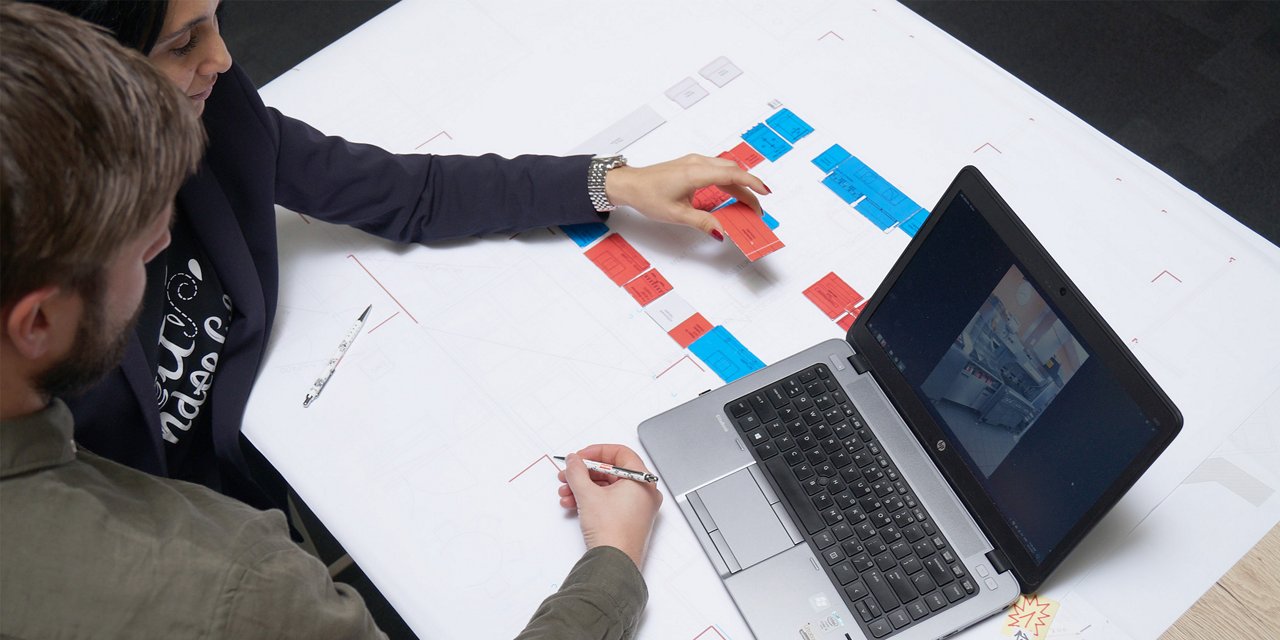 A Franke market manager collaborates with a customer on a restaurant layout